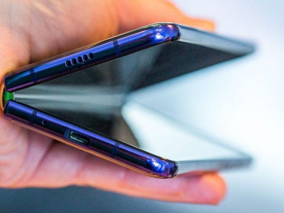 Galaxy Fold: Living with the screen crease, notch and air gap – CNET