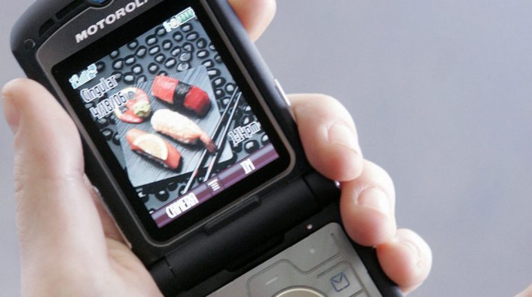Motorola invite hints at a ‘reinvented’ RAZR – Engadget
